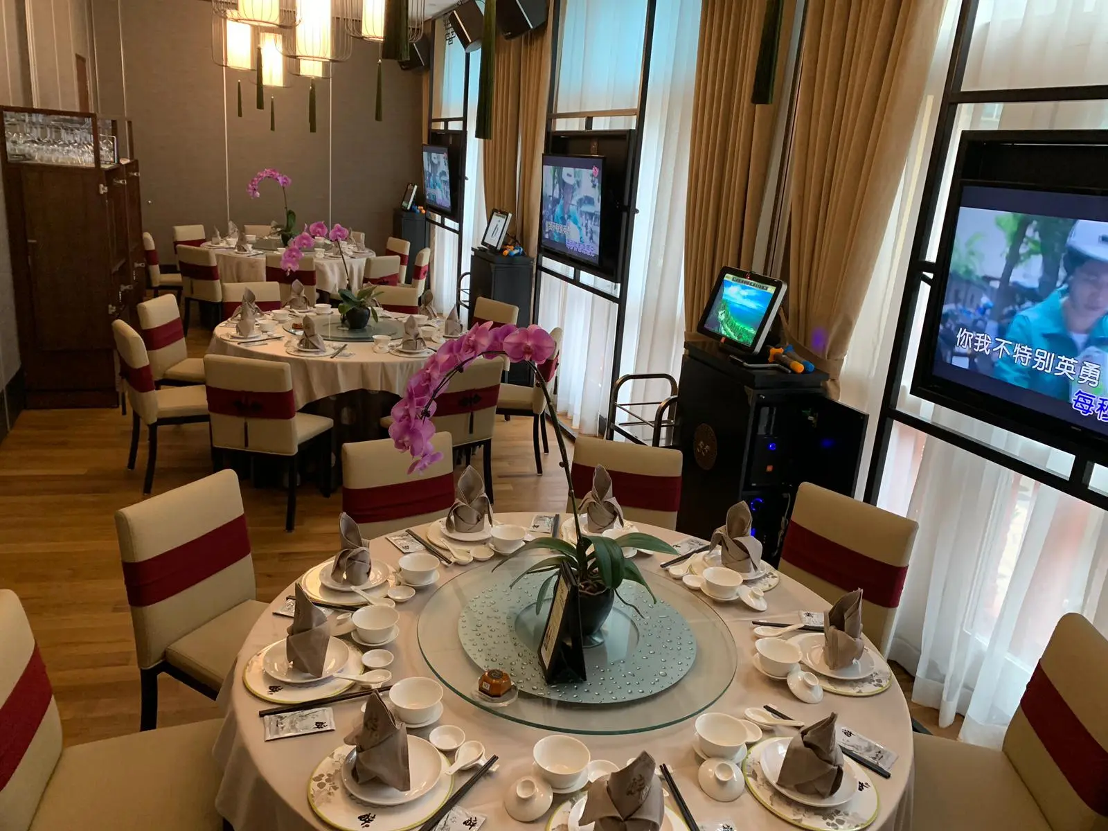 ZYX - VIP Room, 3 tables